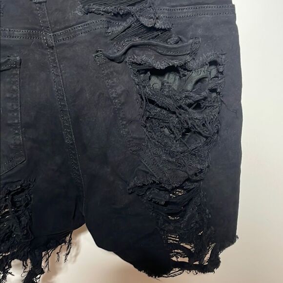 Edgy Black Jean Shorts with Distressed Details - Picture 6 of 8